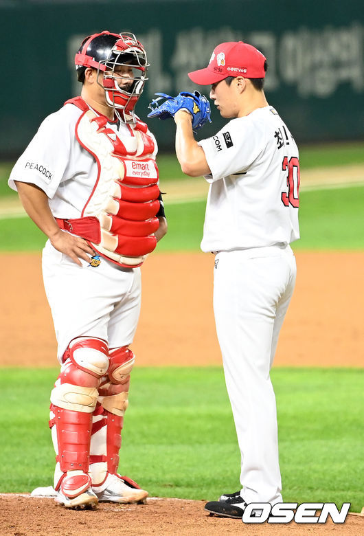 SSG 최민준이 마운드 위에서 이현석과 얘기를 나누고 있다. 21.09.08/rumi@osen.co.kr
