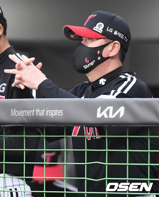 LG 덕아웃에서 류지현 감독이 경기를 주시하고 있다. 2021.06.05 / rumi@osen.co.kr