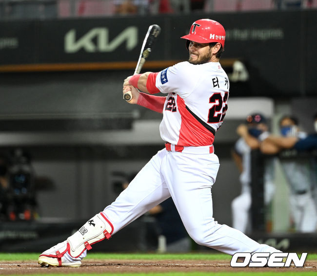 12일 오후 광주기아챔피언스필드에서 ‘2021 신한은행 SOL KBO리그’ KIA 타이거즈와 NC 다이노스의 더블헤더 2차전이 열렸다. 6회말 2사 주자없는 상황 KIA 터커가 안타를 날리고 있다. 2021.09.12 / dreamer@osen.co.kr