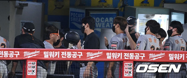 3회초 2사 1루에서 한화 노시환이 중월 투런 홈런을 치고 더그아웃에서 동료들의 축하를 받고 있다. 2021.09.14 /sunday@osen.co.kr