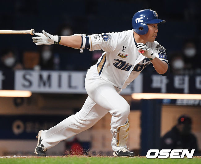 9회말 NC 선두타자 전민수가 우중간 안타를 날리고 있다./rumi@osen.co.kr