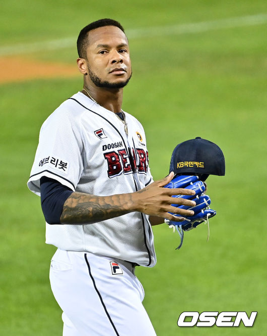 7회초 2사 1루에서 두산 미란다가 교체되고 있다. 2021.09.08 /jpnews@osen.co.kr