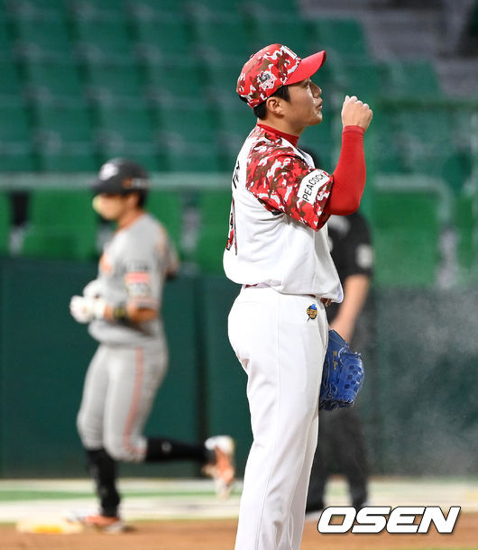 2회초 1사에서 한화 노수광에게 우월 솔로 홈런을 허용한 SSG 최민준이 아쉬워하고 있다. 2021.09.14 /sunday@osen.co.kr