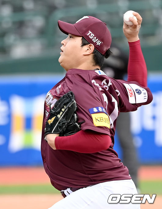 12일 오후 부산 사직야구장에서 '2021 신한은행 SOL KBO리그' 롯데 자이언츠와 키움 히어로즈의 더블헤더 경기 1차전이 열렸다.7회말 2사 만루 키움 조상우가 마운드에 올라 힘차게 공을 뿌리고 있다. 2021.09.12 /ksl0919@osen.co.kr