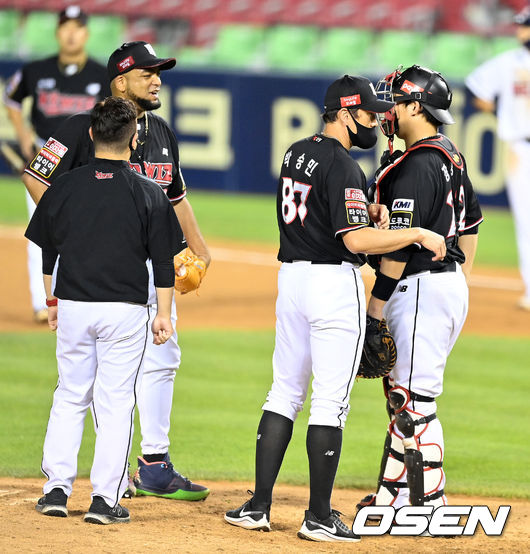 6회말 1사 1,3루에서 KT 데스파이네가 교체되고 있다. 2021.09.14 /jpnews@osen.co.kr