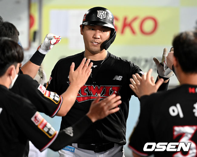 9일 오후 대구삼성라이온즈파크에서 ’2021 신한은행 SOL KBO리그’ 삼성 라이온즈와 KT 위즈의 경기가 열렸다.7회초 무사 선두타자로 나선 KT 장성우가 추격의 좌월 솔로포를 날리고 더그아웃 동료들과 인사를 나누고 있다. 2021.09.09 / dreamer@osen.co.kr