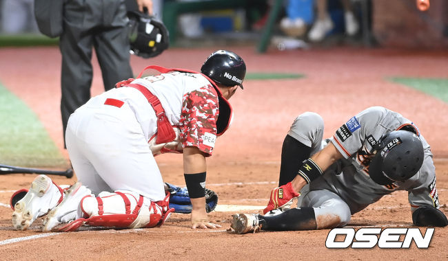 15일 오후 인천 SSG 랜더스 필드에서 '2021 신한은행 SOL KBO리그' SSG 랜더스와 한화 이글스의 경기가 열렸다. 2회초 2사 1,2루 한화 노수광이 최인호의 안타때 홈으로 쇄도하다 SSG 이현석과 충돌해 통증을 호소하고 있다. 2021.09.15/youngrae@osen.co.kr