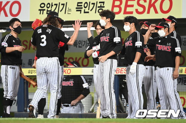 15일 오후 대구 삼성라이온즈파크에서 ‘2021 신한은행 SOL KBO리그’ 삼성 라이온즈와 LG 트윈스의 경기가 열렸다4회말 종료 후 LG 켈리가 더그아웃으로 이동하고 있다. 2021.09.15 /ksl0919@osen.co.kr