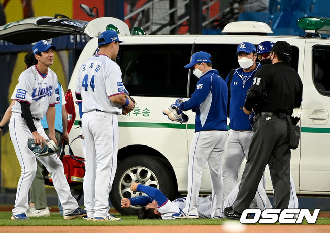 15일 오후 대구 삼성라이온즈파크에서 ‘2021 신한은행 SOL KBO리그’ 삼성 라이온즈와 LG 트윈스의 경기가 열렸다5회초 종료 후 삼성 박승규가 고통을 호소하며 응급차에 실리고 있다. 2021.09.15 /ksl0919@osen.co.kr 