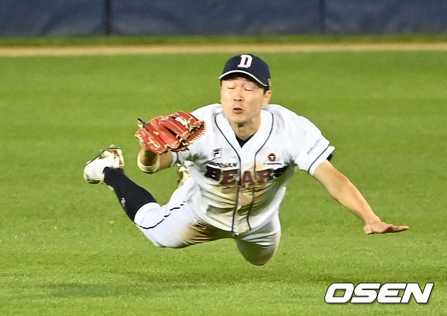 6회초 무사 1루에서 두산 정수빈이 KT 김민혁의 타구를 잡고 있다. 2021.09.15 /sunday@osen.co.kr