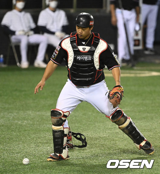 15일 오후 서울 잠실야구장에서 ’2021 신한은행 SOL KBO 리그' 두산 베어스와 KT 위즈의 경기가 열렸다.8회말 2사 1루에서 KT 강백호가 포일을 범하고 있다. 2021.09.15 /sunday@osen.co.kr