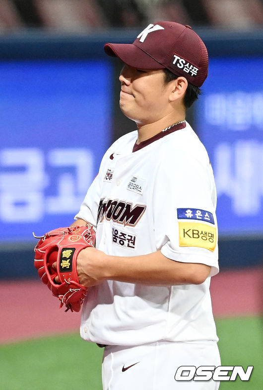 9일 오후 서울 고척 스카이돔에서 ‘2021 신한은행 SOL KBO 리그’ 키움 히어로즈와 KIA 타이거즈의 경기가 열렸다.4회초를 마친 키움 선발 정찬헌이 덕아웃으로 들어오며 미소짓고 있다.  21.09.09/rumi@osen.co.kr