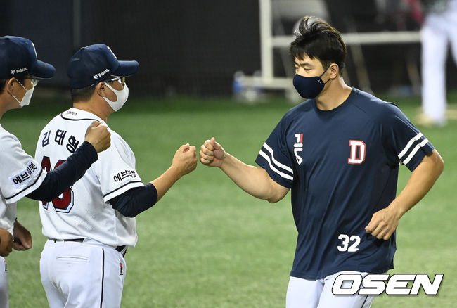 두산은 전날 패배 설욕과 함께 KT전 3연패에서 탈출하며 시즌 50승 3무 51패를 기록했다. 반면 최근 4연승이 좌절된 KT는 62승 4무 40패가 됐다.경기 종료 후 두산 김재환이 김태형 감독과 승리의 기쁨을 나누고 있다. 2021.09.15 /sunday@osen.co.kr