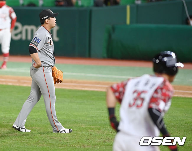 15일 오후 인천 SSG 랜더스 필드에서 '2021 신한은행 SOL KBO리그' SSG 랜더스와 한화 이글스의 경기가 열렸다. 7회말 2사 만루 한화 강재민이 SSG 최항에게 몸에 맞는 볼로 실점하고 있다. 2021.09.15/youngrae@osen.co.kr