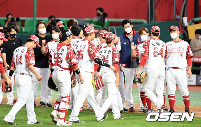 SSG는 15일 인천SSG랜더스필드에서 열린 ‘2021 신한은행 SOL KBO리그’ 한화 이글스와 14차전에서 9-6 역전승을 거뒀다. 7회말 한화 불펜투수들의 제구가 흔들리면서 결과를 바꿨다. SSG는 간신히 4연패 탈출에 성공했다.승리를 거둔 SSG 선수들이 기뻐하고 있다. 2021.09.15/youngrae@osen.co.kr