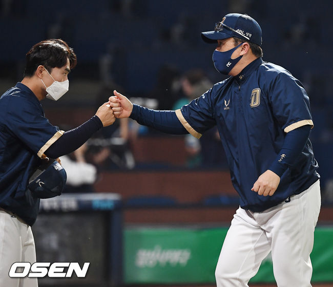 경기를 마치고 NC 이동욱 감독이 하이파이브를 하고 있다. 2021.06.02 /rumi@osen.co.kr