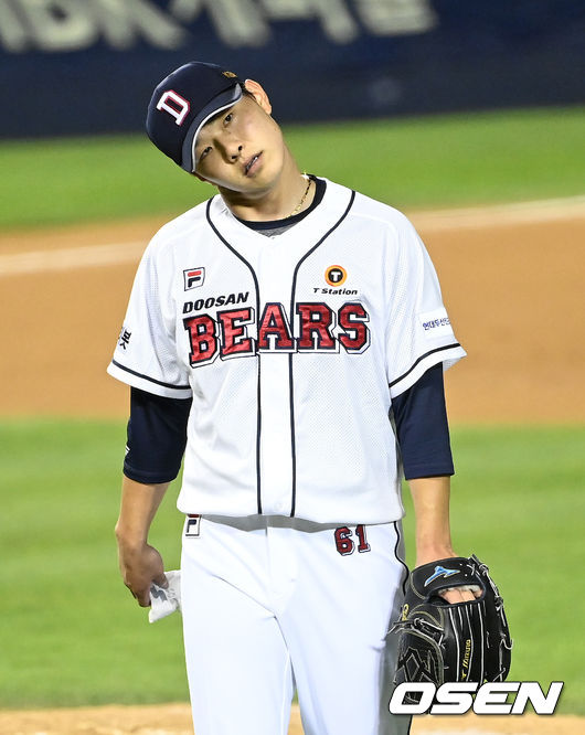 6회초 수비를 마친 두산 최원준이 포수의 2루 송구에 맞은 목 상태를 살피며 더그아웃으로 가고 있다. 2021.09.15 /sunday@osen.co.kr