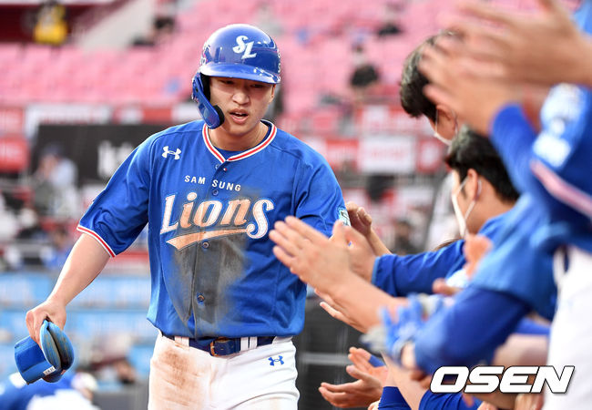 3회초 무사 3루 상황 삼성 구자욱의 달아나는 1타점 희생플라이 때 홈을 밟은 더그아웃 동료들과 인사를 나누고 있다. / dreamer@osen.co.kr