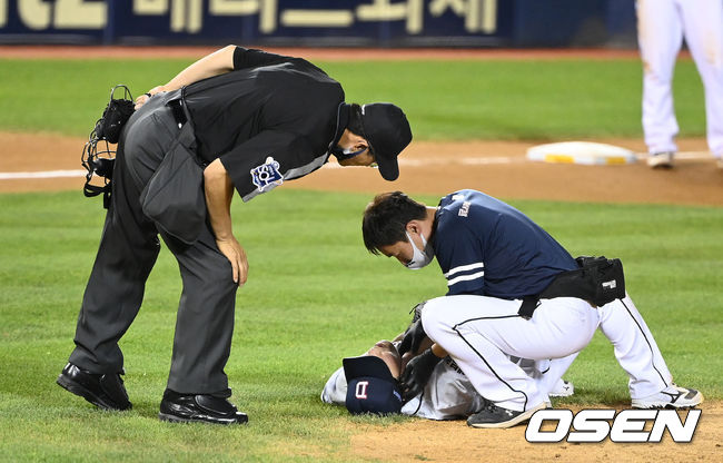 6회초 1사 1루에서 KT 1루주자 배정대의 도루 때 최원준이 포수 최원제의 송구에 목을 맞고 고통스러워하고 있다. 2021.09.15 /sunday@osen.co.kr