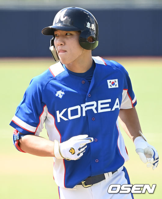 15일 오후 대구 북구 대구시민운동장에서 ‘U-23 대표팀과 U-18 대표팀의 평가전 경기가 열렸다. 3회초 2사 U-18 대표팀 김영웅이 우익수 뜬 공을 날린 뒤 아쉬워하고 있다. 2021.09.15 /ksl0919@osen.co.kr