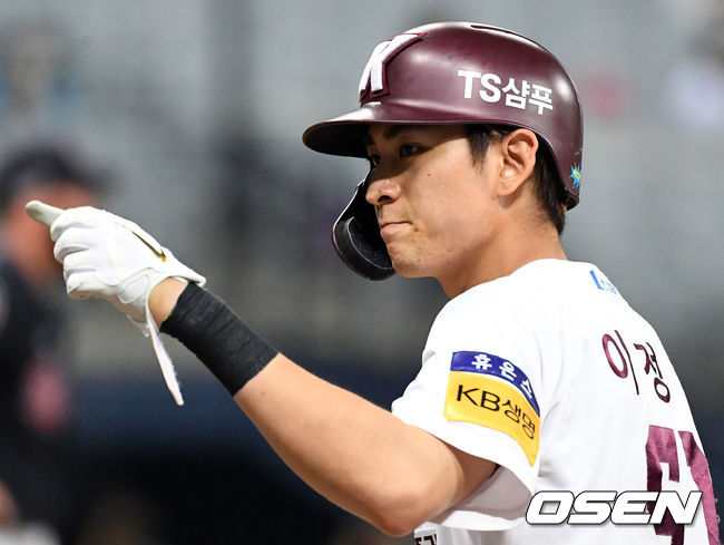 3일 오후 서울 고척스카이돔에서 ’2021 신한은행 SOL KBO 리그' 키움 히어로즈와 롯데 자이언츠의 경기가 열렸다.4회말 2사 3루에서 키움 이정후가 중전 적시타를 치고 환호하고 있다. 2021.06.03 /sunday@osen.co.kr