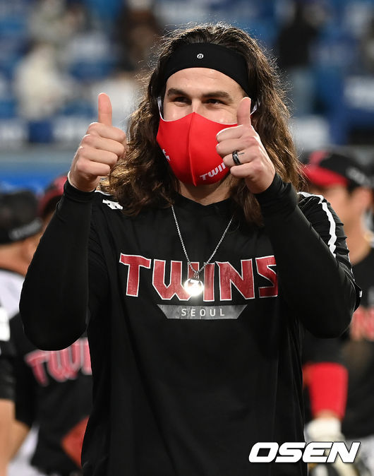 LG 트윈스가 15일 삼성 라이온즈를 5-2로 꺾고 2연패에서 벗어났다. 경기 종료 후 LG 켈리가 팬들에게 인사를 전하고 있다. 2021.09.15 /ksl0919@osen.co.kr 