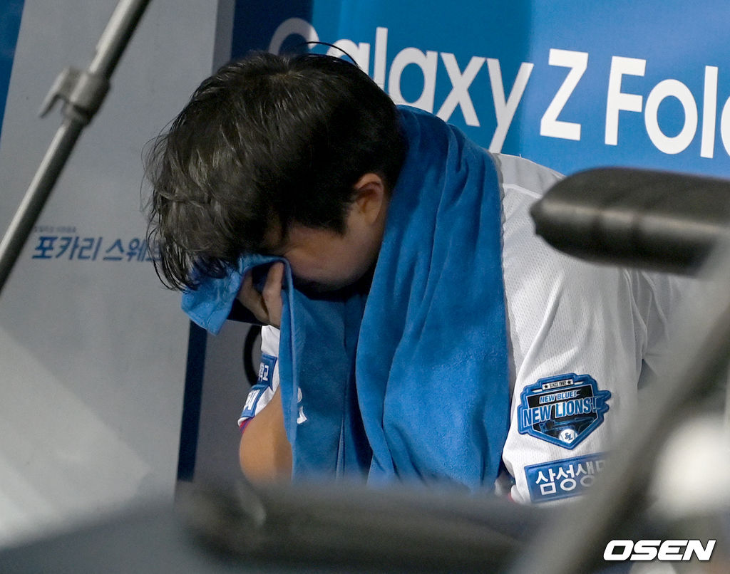 5회초 종료 후 삼성 선발 최채흥이 더그아웃에서 눈물을 흘리고 있다. 2021.09.15 /ksl0919@osen.co.kr