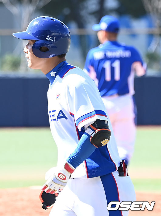 15일 오후 대구 북구 대구시민운동장에서 ‘U-23 대표팀과 U-18 대표팀의 평가전 경기가 열렸다. 이날 경기는 U-18 대표팀이 U-23 대표팀을 상대로 7-1로 승리했다. 5회말 U-23 선두타자 박정현이 1루수 땅볼 아웃을 물러나고 있다. 2021.09.15 /ksl0919@osen.co.kr