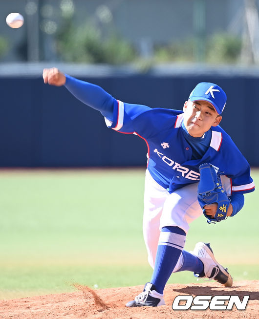15일 오후 대구 북구 대구시민운동장에서 ‘U-23 대표팀과 U-18 대표팀의 평가전 경기가 열렸다. 이날 경기는 U-18 대표팀이 U-23 대표팀을 상대로 7-1로 승리했다. 6회말 U-18 박영현이 마운드에 올라 힘차게 공을 뿌리고 있다. 2021.09.15 /ksl0919@osen.co.kr