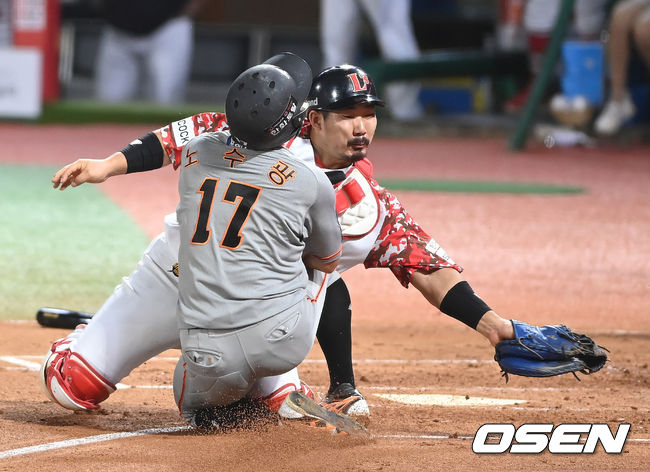 15일 오후 인천 SSG 랜더스 필드에서 '2021 신한은행 SOL KBO리그' SSG 랜더스와 한화 이글스의 경기가 열렸다. 2회초 2사 1,2루 한화 노수광이 최인호의 안타때 홈으로 쇄도하다 SSG 이현석과 충돌하고 있다. 2021.09.15/youngrae@osen.co.kr