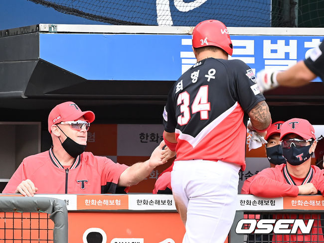 2회초 무사 3루에서 KIA 류지혁의 땅볼 때 홈을 밟은 3루주자 최형우가 윌리엄스 감독의 축하를 받고 있다. 2021.09.04 /sunday@osen.co.kr