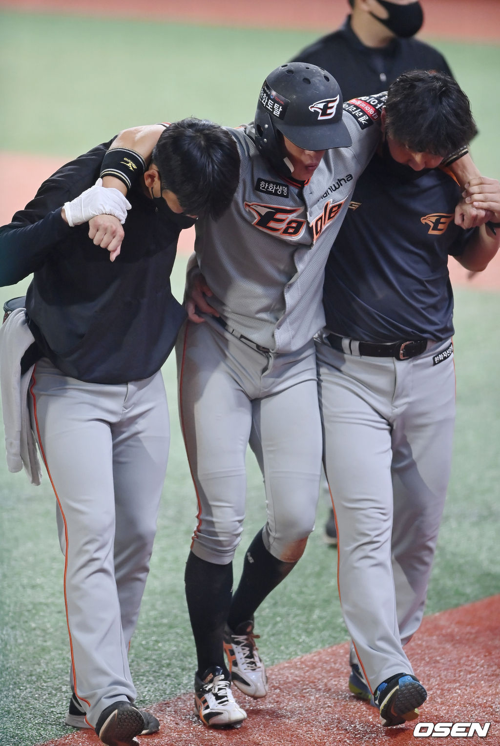 2회초 2사 1,2루 한화 노수광이 최인호의 안타때 홈으로 쇄도하다 SSG 이현석과 충돌해 부상을 당해 교체되고 있다. 2021.09.15/youngrae@osen.co.kr