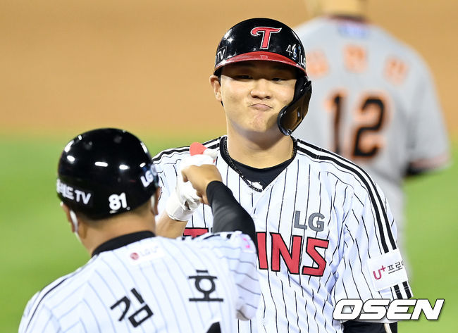 4회말 무사 2루 LG 이재원이 중전 안타를 날린 뒤 김호 코치와 기뻐하고 있다. 2021.09.10 /cej@osen.co.kr