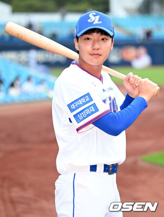 16일 오후 대구 삼성라이온즈파크에서 ‘2021 신한은행 SOL KBO리그’ 삼성 라이온즈와 KIA 타이거즈의 경기가 열린다.경기에 앞서 삼성 김현준이 취재진을 향해 포즈를  취하고 있다. 2021.09.16 /ksl0919@osen.co.kr 