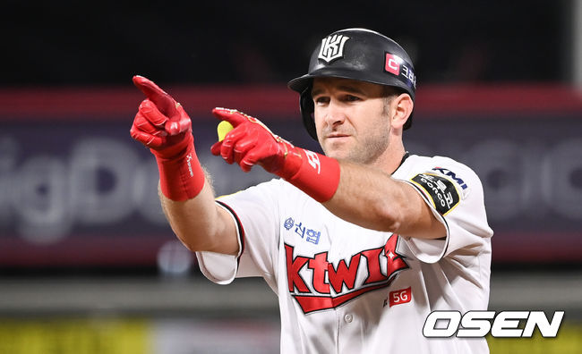 3회말 2사 2루 KT 호잉이 역전 1타점 적시타를 날린뒤 세리머니를 하고 있다.  2021.09.16 / soul1014@osen.co.kr