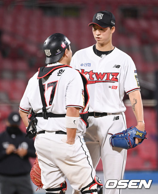 2회초 롯데 정훈과 나승엽에게 백투백 홈런을 허용한 KT 엄상백 선발투수와 허도환 포수가 이야기를 나누고 있다  2021.09.16