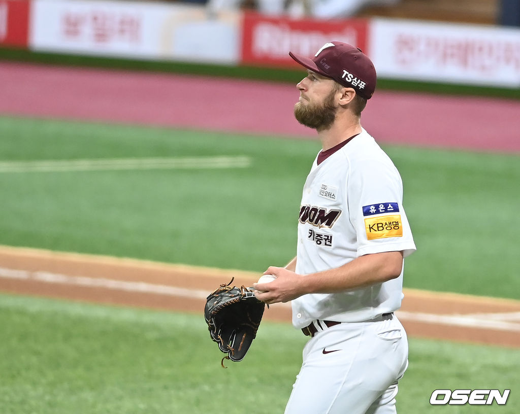 6회초 무사 만루 키움 요키시가 한화 최재훈에게 2타점 적시타를 허용한 뒤 아쉬워하고 있다. 2021.09.16/ youngrae@osen.co.kr