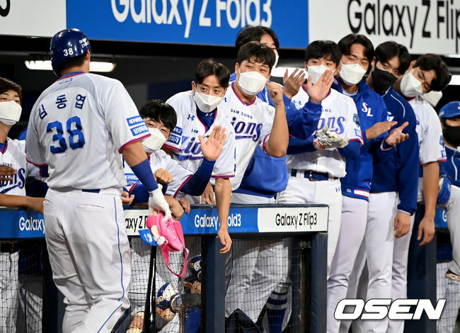 16일 오후 대구 삼성라이온즈파크에서 ‘2021 신한은행 SOL KBO리그’ 삼성 라이온즈와 KIA 타이거즈의 경기가 열렸다.7회말 1사 삼성 김동엽이 솔로 홈런을 날린 뒤 더그아웃에서 동료 선수들과 기쁨을 나누고 있다. 2021.09.16 /ksl0919@osen.co.kr