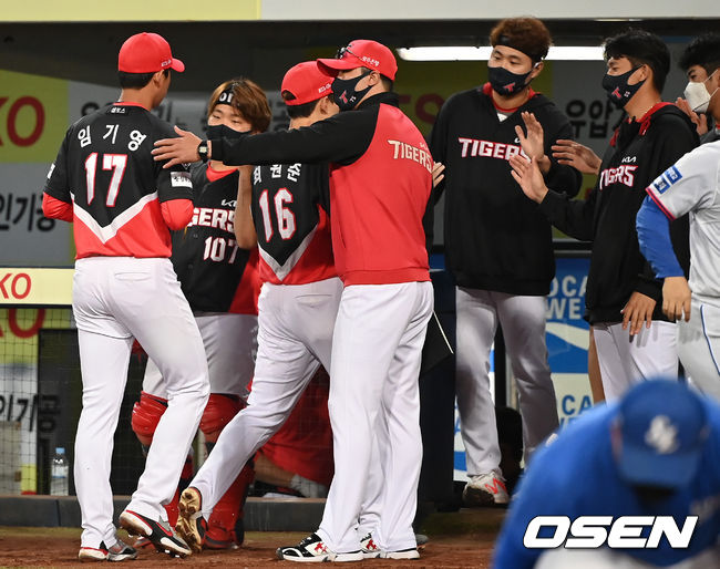 16일 오후 대구 삼성라이온즈파크에서 ‘2021 신한은행 SOL KBO리그’ 삼성 라이온즈와 KIA 타이거즈의 경기가 열렸다.5회말 종료 후 KIA 선발 임기영이 더그아웃으로 이동하고 있다. 2021.09.16 /ksl0919@osen.co.kr