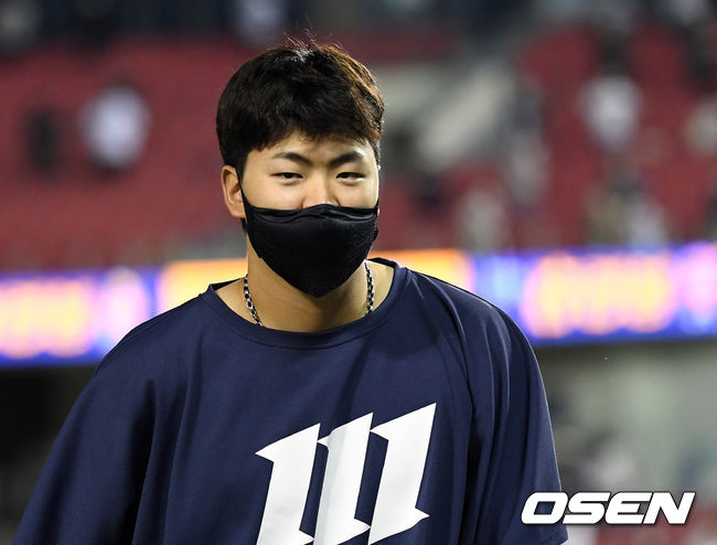 두산은 23일 잠실구장에서 열린 ‘2021 신한은행 SOL KBO 리그’ NC 다이노스와 시즌 1차전에서 5-1 승리를 거뒀다. 전날(22일) 부산 원정에서 롯데 자이언츠를 13-1로 완파하고 올라온 두산은 NC를 꺾고 2연승에 성공했다.경기 종료 후 NC 송명기가 경기장을 나가고 있다. /sunday@osen.co.kr