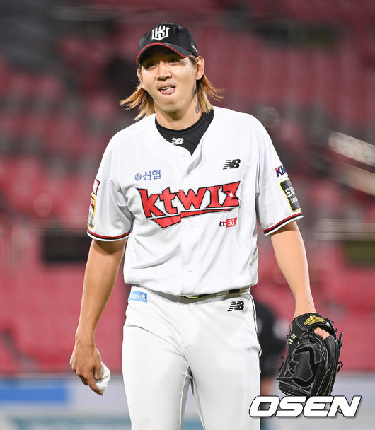 16일 오후 경기도 수원시 KT위즈파크에서 2021 신한은행 SOL KBO리그 KT 위즈와 롯데 자이언츠의 경기가 진행됐다.6회초 2사 1,3루 실점 위기를 넘긴 KT 이대은이 이닝종료 후 미소 지으며 더그아웃으로 들어가고 있다.  2021.09.16 / soul1014@osen.co.kr