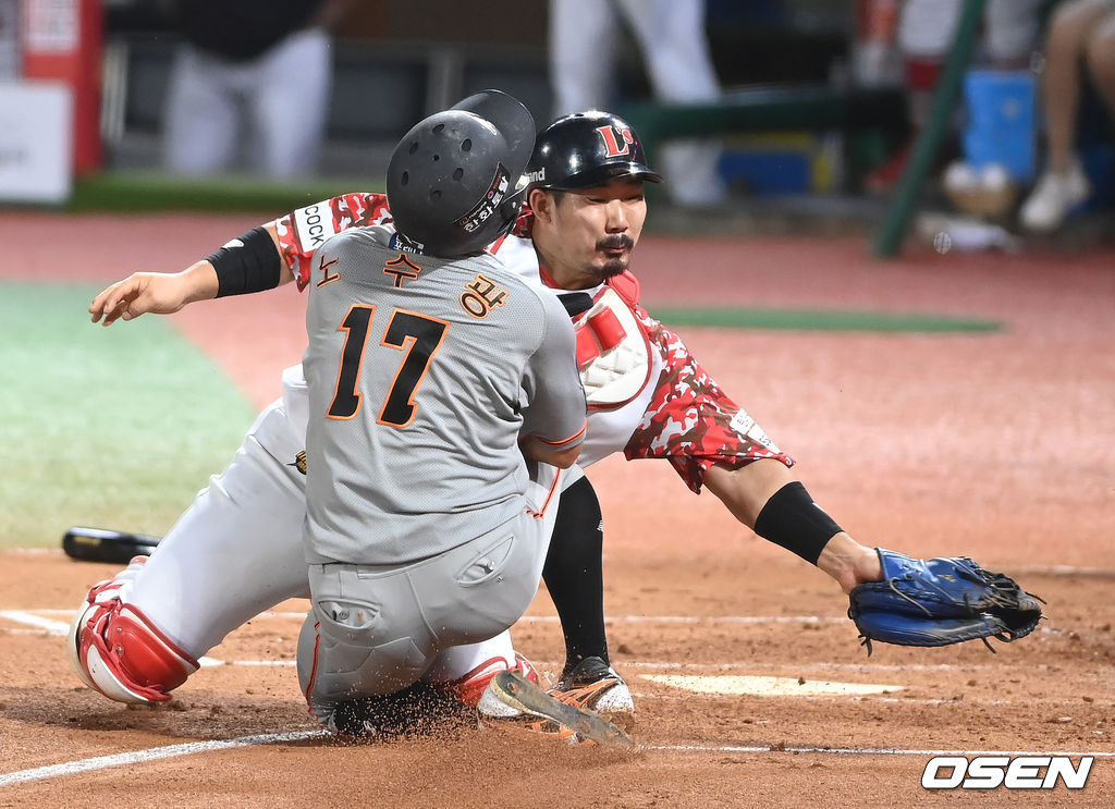 15일 오후 인천 SSG 랜더스 필드에서 '2021 신한은행 SOL KBO리그' SSG 랜더스와 한화 이글스의 경기가 열렸다. 2회초 2사 1,2루 한화 노수광이 최인호의 안타때 홈으로 쇄도하다 SSG 이현석과 충돌하고 있다. 2021.09.15/youngrae@osen.co.kr