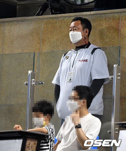 LG 차명석 단장이 관중석에서 경기를 지켜보고 있다. 2021.05.14/jpnews@osen.co.kr