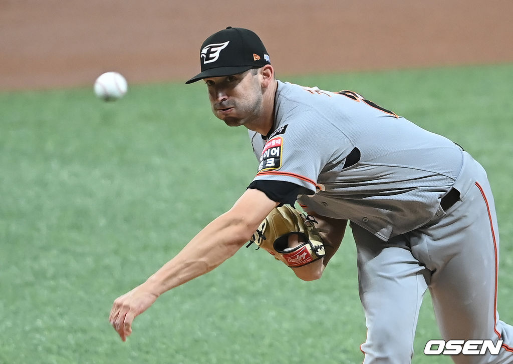 16일 서울 고척스카이돔에서 ‘2021 신한은행 SOL KBO 리그’ 키움 히어로즈와 한화 이글스의 경기가 열렸다.1회말 한화 카펜터가 역투하고 있다. 2021.09.16/ youngrae@osen.co.kr