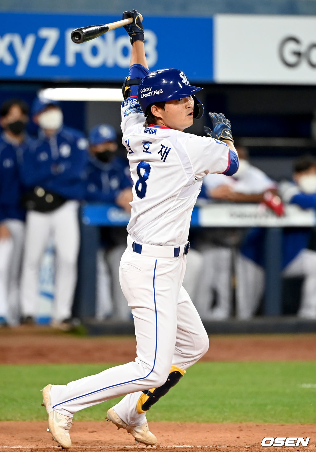 9회말 2사 1, 3루 삼성 피렐라의 타석 때 KIA 장현식이 더그아웃에서 병뚜껑에 물을 받아 기도를 하고 있다. 2021.09.16 /ksl0919@osen.co.kr