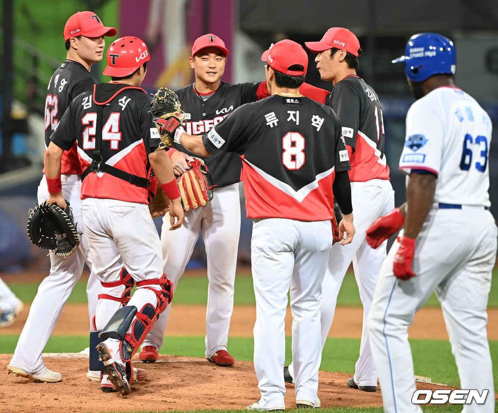 KIA는 16일 대구삼성라이온즈파크에서 열린 원정 경기에 6-5로 승리했다. 4일 대전 한화전 이후 원정 3연패 마감. 선발 임기영은 6월 23일 수원 KT전 이후 85일 만에 승수를 추가했다.승리가 확정된 순간 KIA 선수들이 기쁨을 나누고 있다. 2021.09.16 /ksl0919@osen.co.kr