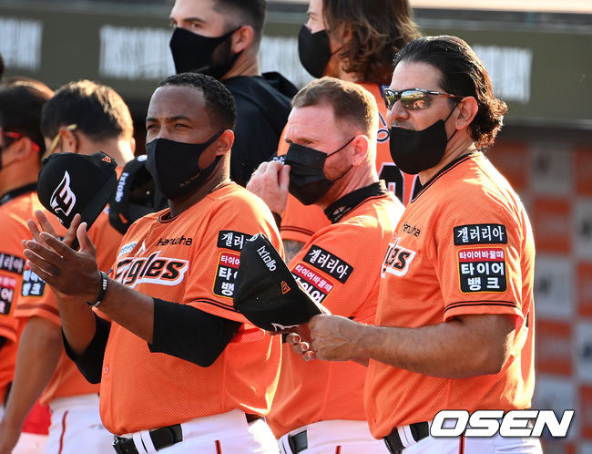 경기에 앞서 한화 수베로 감독이 그라운드를 바라보고 있다. 2021.09.11 /sunday@osen.co.kr