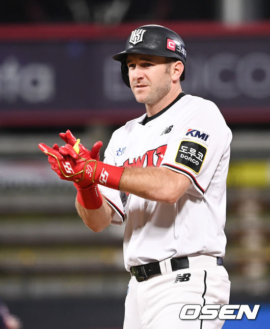 3회말 2사 2루 KT 호잉이 역전 1타점 적시타를 날린뒤 세리머니를 하고 있다.  2021.09.16 / soul1014@osen.co.kr
