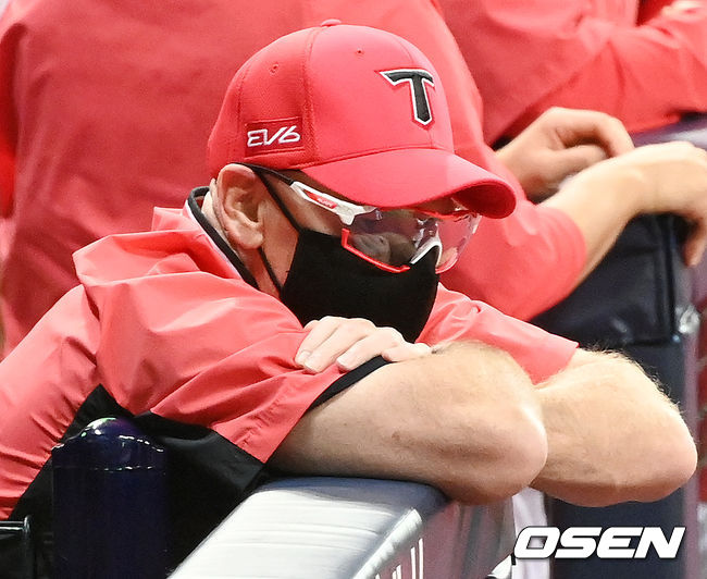 KIA 덕아웃에서 맷 윌리엄스 감독이 경기를 주시하고 있다. 21.09.09/rumi@osen.co.kr