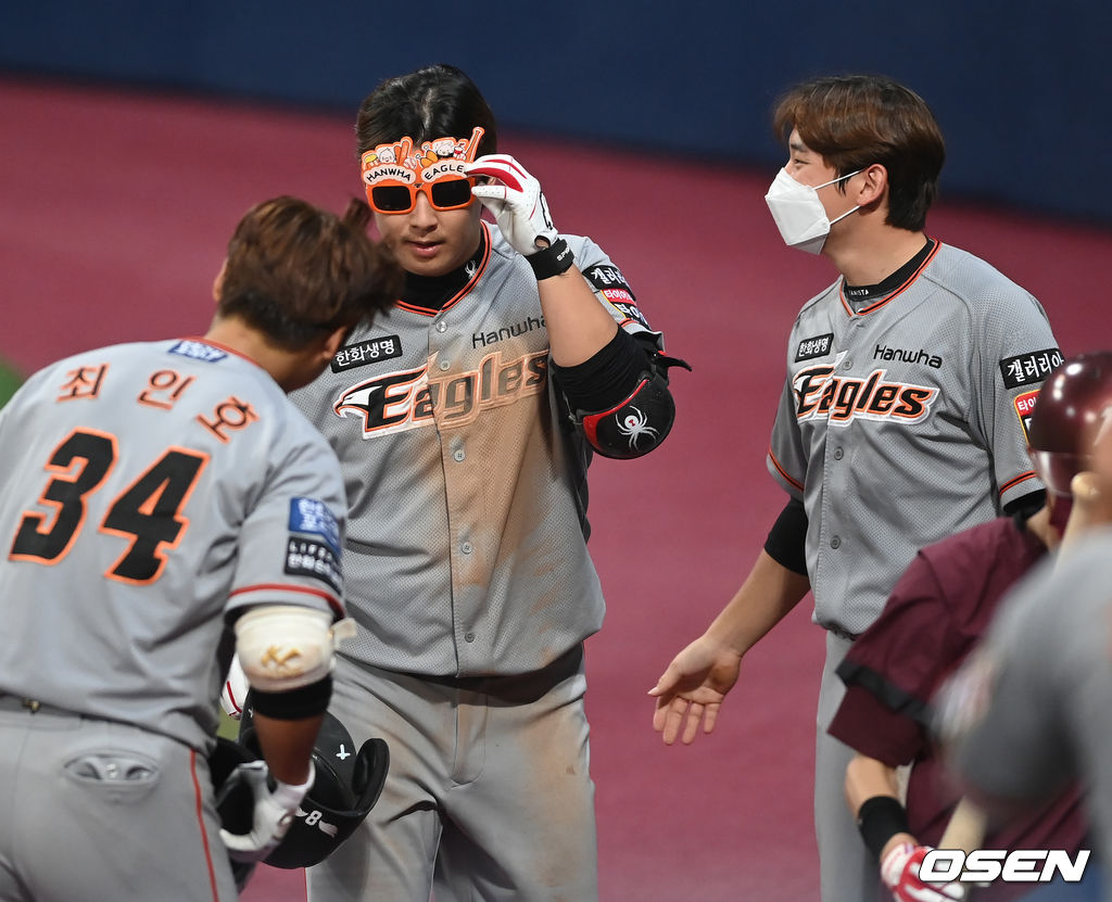 17일 서울 고척스카이돔에서 ‘2021 신한은행 SOL KBO 리그’ 키움 히어로즈와 한화 이글스의 경기가 열렸다.2회초 1사 1루 한화 노시환이 투런 홈런을 때린 뒤 선글라스 세레머니를 하고 있다. 2021.09.17/ youngrae@osen.co.kr